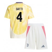 Juventus Federico Gatti #4 Fußballbekleidung Auswärtstrikot Kinder 2024-25 Kurzarm (+ kurze hosen)